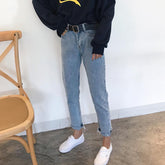 Boyfriend-Jeans aus zerrissenem Denim in Hellblau